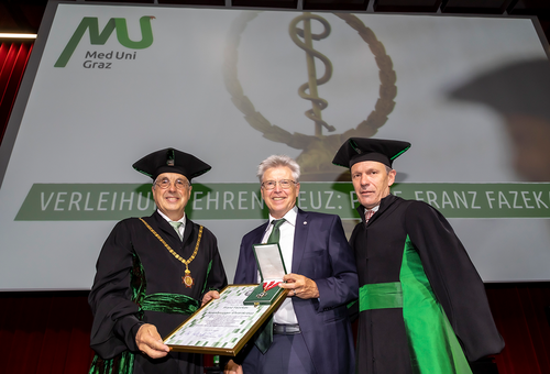 Franz Fazekas erhält das Auenbrugger Ehrenkreuz